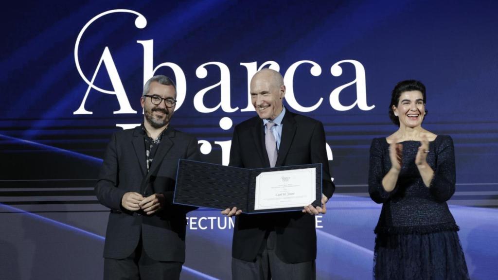 De izquierda a derecha, Javier Padilla, secretario de Estado de Sanidad, Carl H. June, ganador de la IV Edición de Abarca Prize, y Elena Abarca, representante de la familia Abarca. (Archivo)
