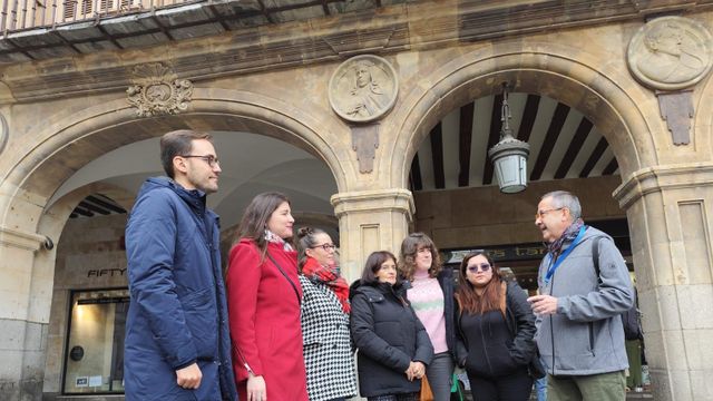 Presentación de 'Salamanca con voz de mujer' junto al medallón de Santa Teresa en la Plaza Mayor