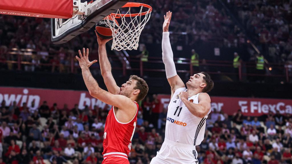 Mario Hezonja trata de obstaculizar a Vezenkov en el partido de la Euroliga.