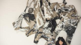 Lita Cabellut en su estudio delante de una de sus obras inspiradas en los 'Disparates' de Goya. Foto: Lluc Queralt