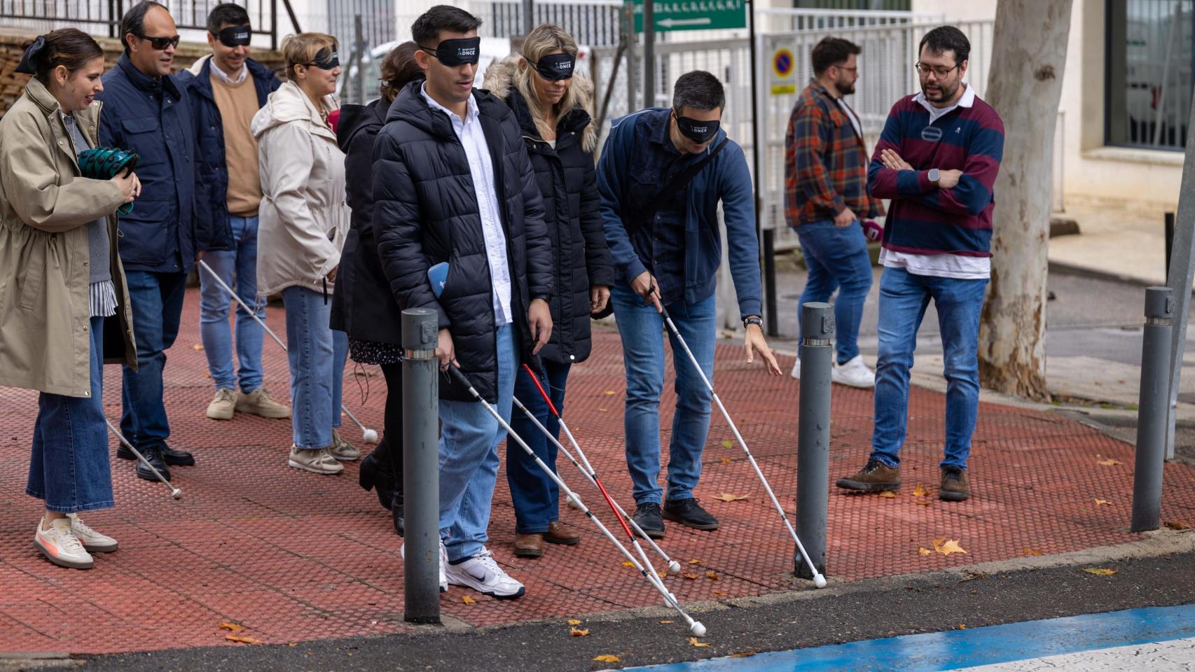 La odisea de recorrer 250 metros sin ver nada: así ha sido el paseo a ciegas de los periodistas de Toledo