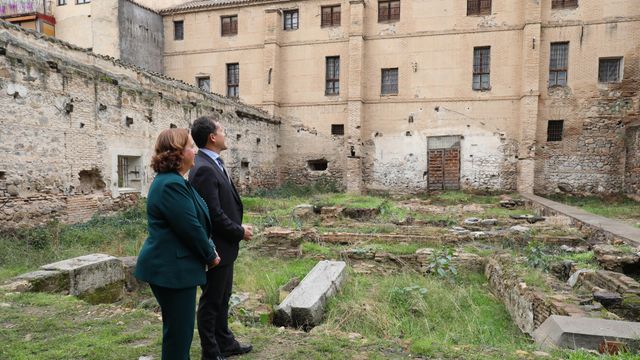La presidenta de la Diputación de Toledo, Conchi Cedillo, y el alcalde de la capital regional, Carlos Velázquez, visitaron ayer el solar de Alamillos del Tránsito donde se construirán viviendas y aparcamiento para residentes.