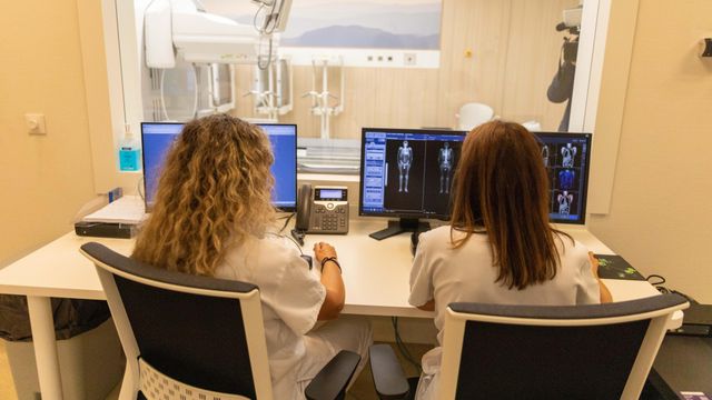 Imagen de archivo de dos trabajadores en el Hospital Universitario de Toledo.