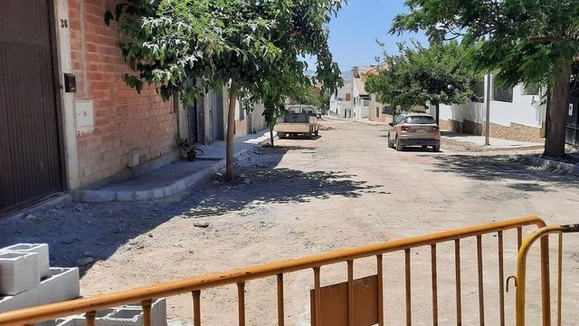 Obras en una calle de Huesa.