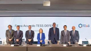 De izquierda a derecha: Ibon Aperribay (SAPA), Juan Escriña (GDELS-Santa Bárbara), Marc Murtra (Indra), Amparo Valcarce (Defensa), José Vicente de los Mozos (Indra), Ángel Escribano (EM&E) y Javier Alonso, General de División.