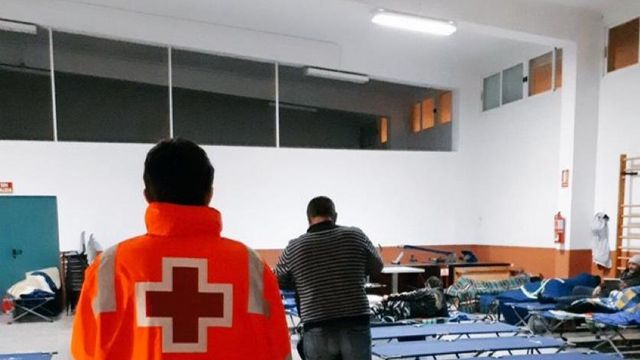 La atención en Alicante a las personas sin hogar este pasado lunes por las lluvias de la DANA.