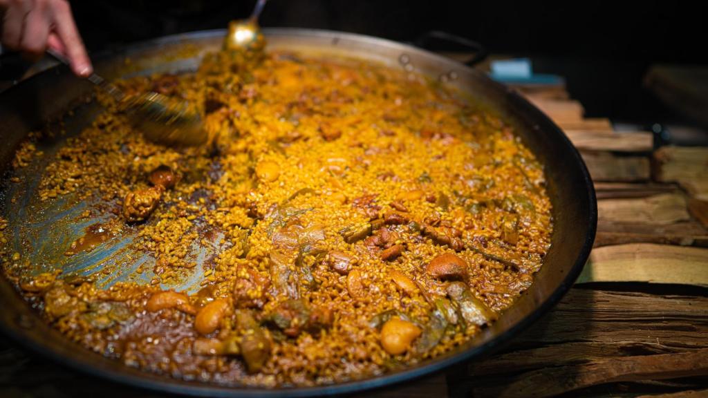 El truco infalible para cocinar una paella que vuelva loco a cualquier valenciano, según un chef experto en arroces