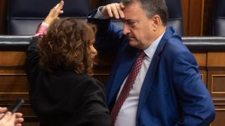 La vicepresidenta primera y ministra de Hacienda, María Jesús Montero y el portavoz del PNV, Aitor Esteban,