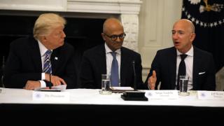 El presidente Donald Trump, con Satya Nadella, director ejecutivo de Microsoft, y Jeff Bezos, director ejecutivo de Amazon, en la Casa Blanca en una reunión de junio de 2017.