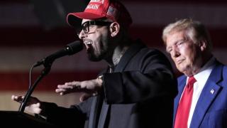 Nicky Jam junto a Donald Trump en un mitin celebrado en Nevada el pasado mes de septiembre.