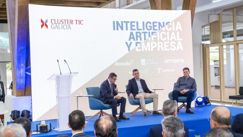 El presidente del Clúster TIC, primero por la izquierda, en una jornada sobre IA y empresa en la Cidade das TIC.
