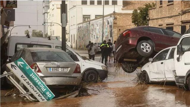 Vehículos destrozados tras el paso de la DANA por el barrio de La Torre de Valencia, a 30 de octubre de 2024, en Valencia, Comunidad Valenciana (España)
