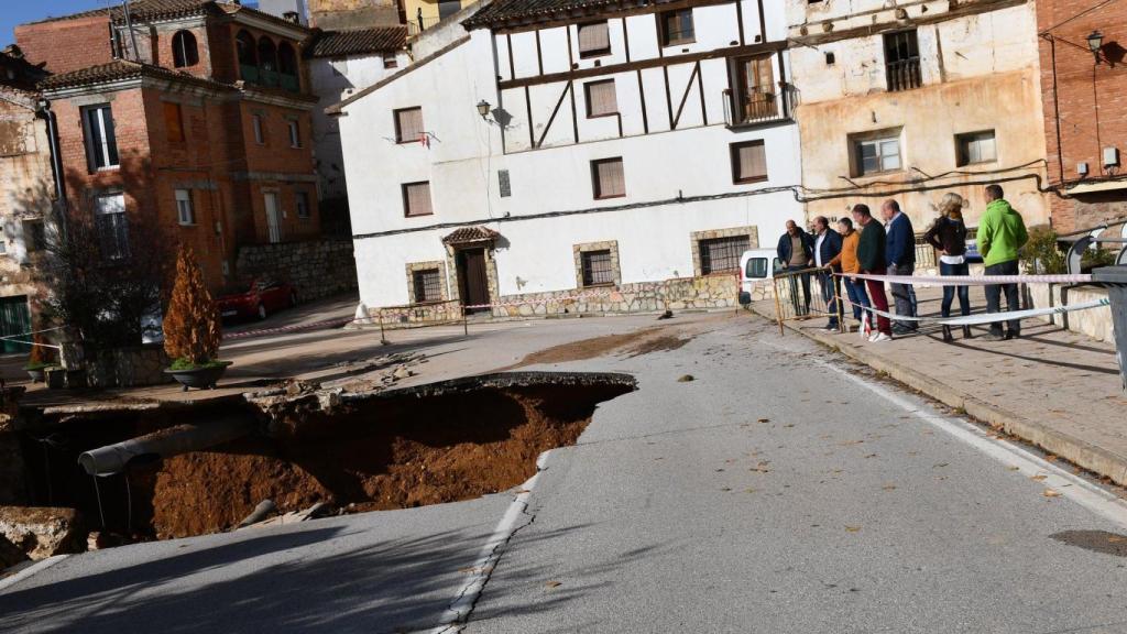 Así quedó el puente derribado por la fuerza del agua en Landete.