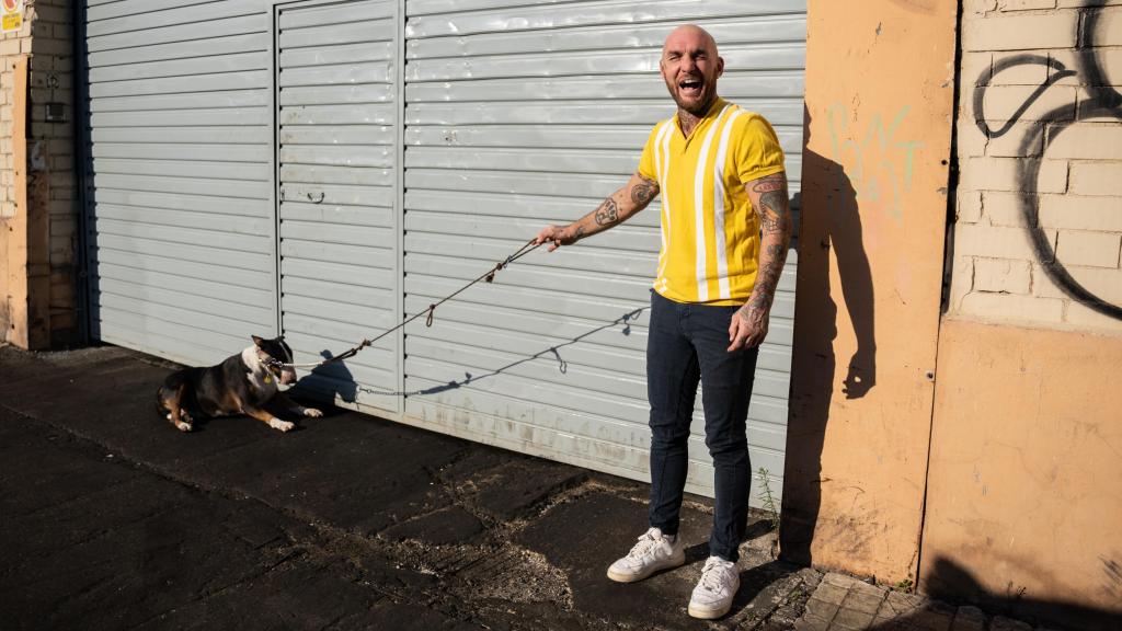 El Rey Chatarrero paseando a su perro.