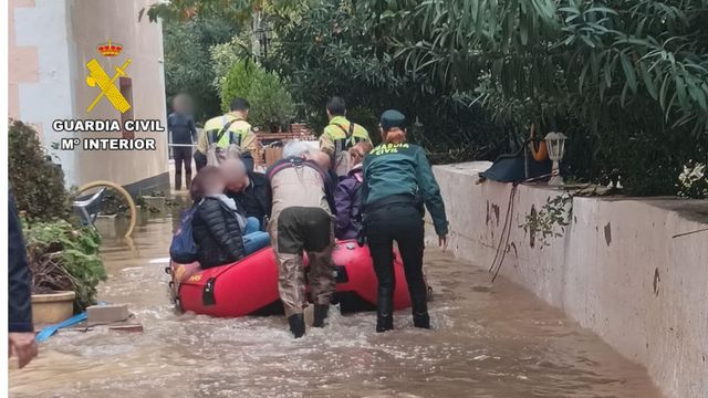 Rescatan con barcas neumáticas a los clientes del balneario de La Virgen de Jaraba aislados por la DANA