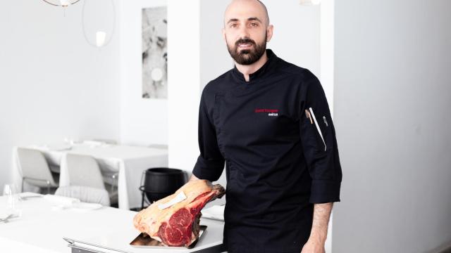 El restaurante de Valencia al que vas por su mejor chuleta y vuelves por el resto de su carta