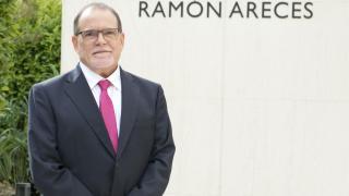 Armando Del Río, experto investigador contra el cáncer, posa en la entrada de la Fundación Ramón Areces.