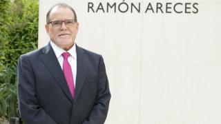 Armando Del Río, experto investigador contra el cáncer, posa en la entrada de la Fundación Ramón Areces.
