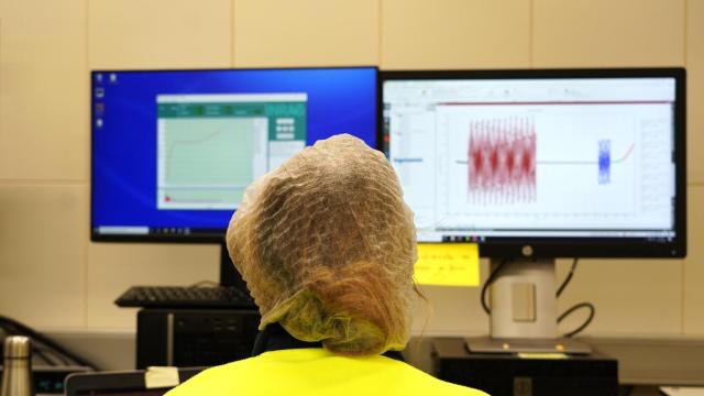 Ingeniera analizando los datos recogidos en la planta semiindustrial de Danone en Tres Cantos (Madrid)