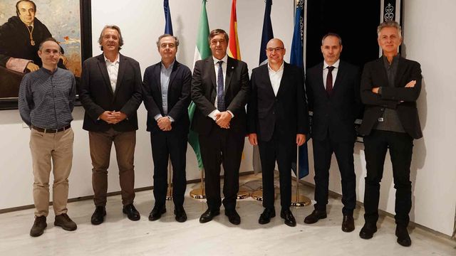 Directivos de la UMA, SIA y Minsait tras la firma de la cátedra de ciberinteligencia.