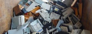Un contenedor con basura electrónica.