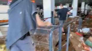 Captura de pantalla de un vídeo que muestra a un grupo de personas saqueando un supermercado.