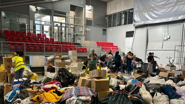 Las bolsas con ropa, alimentos y enseres ya se acumulan para el envío a los afectados de Valencia.