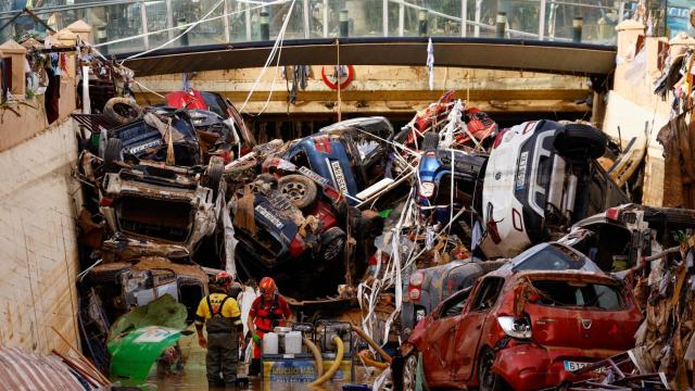 Los bomberos extraen el agua de un túnel donde se acumulan vehículos tras las fuertes lluvias en Alfafar, Valencia, el año pasado.