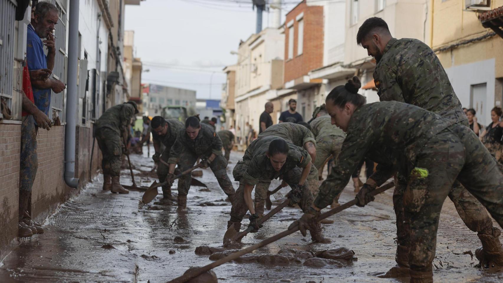 Varios soldados del regimiento 21 de marines trabajan en las labores de retirada del lodo acumulado en la Masía del Oliveral, en Riba-Roja, este viernes.