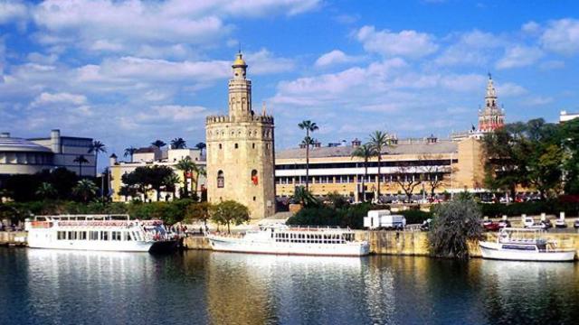 Vista de la Torre del Oro.
