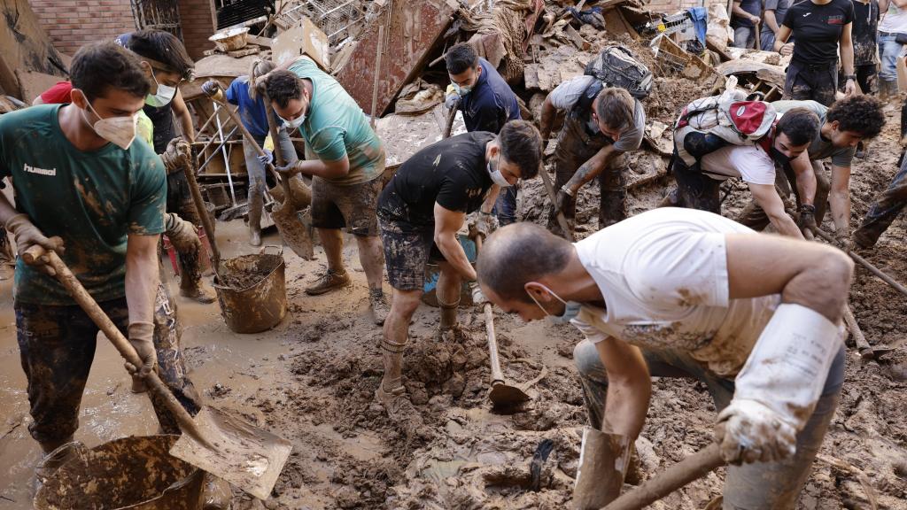 Un grupo de voluntarios tras la dana.