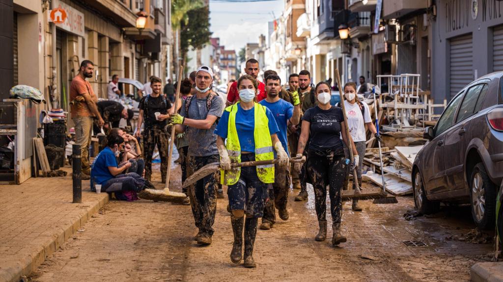 Voluntarios en la 'zona cero' de la dana de Valencia en noviembre de 2024.