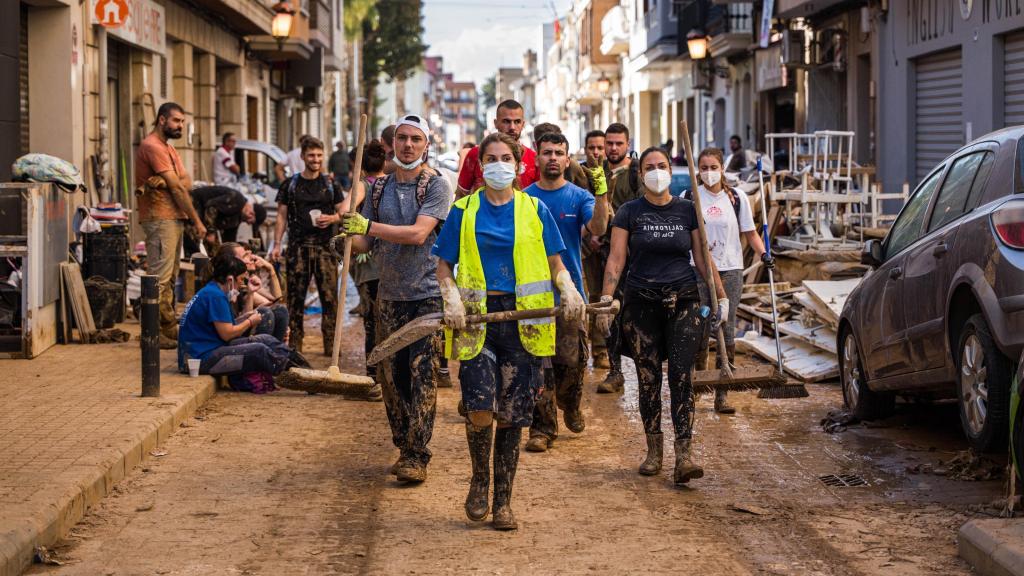 Una brigada de voluntarios a su llegada a Alfafar para ayudar en las labores de reconstrucción tras la dana.
