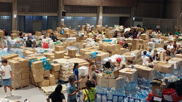 Así estaba el sábado Alicante con la aportación de toneladas de productos a las víctimas de la DANA en Valencia.