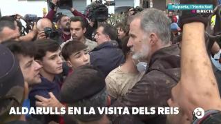 Imagen del rey hablando con los vecinos afectados en Paiporta. EE