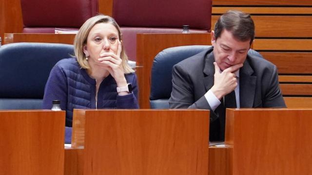 La vicepresidenta de la Junta de Castilla y León, Isabel Blanco, y el presidente, Alfonso Fernández Mañueco, en el último pleno de las Cortes