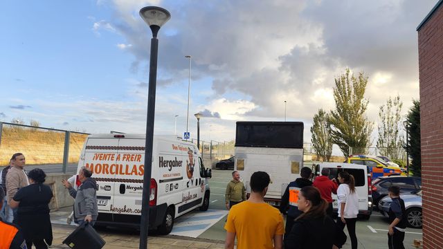 Vecinos de Carbajosa durante la recogida solidaria