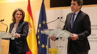 La vicepresidenta de Transición Ecológica, Teresa Ribera, y el presidente de la Generalitat Valenciana, Carlos Mazón, en febrero de este año.