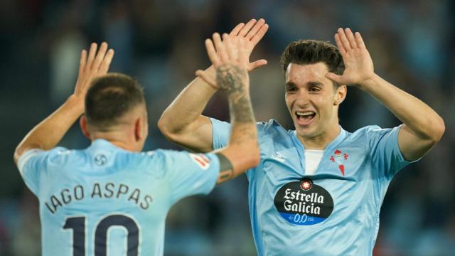 Douvikas y Aspas celebran un gol.
