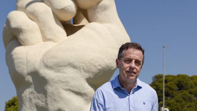 El catedrático Enrique Herrero, en el campus de la Universidad de Alicante.