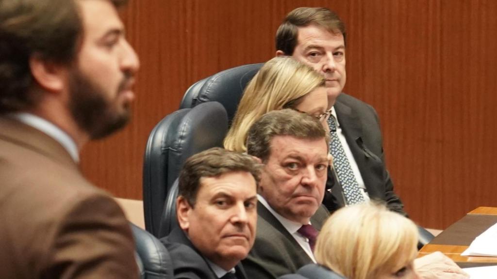 Gallardo durante una intervención en las Cortes con Mañueco al fondo