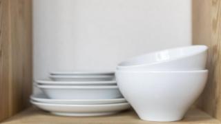 Platos apilados en un armario.