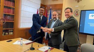 El alcalde de Toledo, Carlos Velázquez, el consejero de Educación, Cultura y Deporte, Amador Pastor, y el rector de la UCLM, Julián garde sellarón con un apretón de manos  la firma del protocolo.