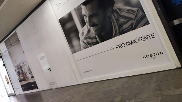 Un cartel anunciando la apertura de Boston.