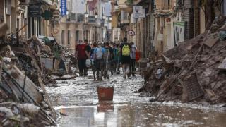 Fotografía de una de las calles de Paiporta encharcadas por las lluvias. Efe / Manuel Bruque