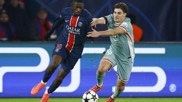 Julián Álvarez trata de robarle el balón a Dembelé durante el partido