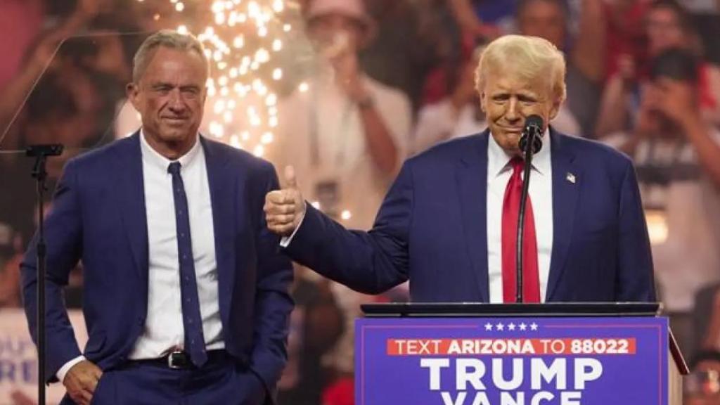 Robert F. Kennedy Jr., junto a Donald Trump en un acto de campaña.
