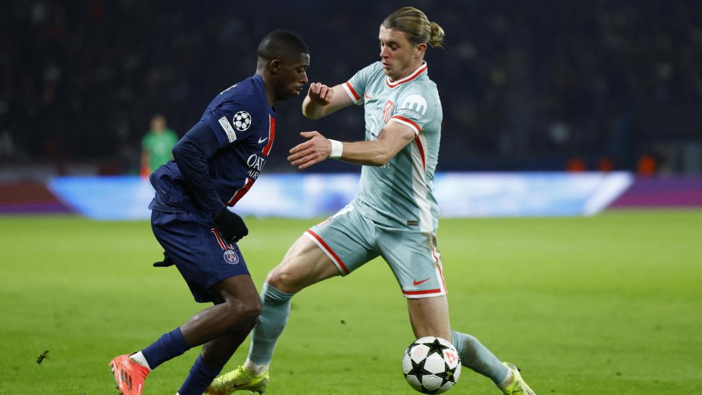 Dembelé trata de regatear a Gallagher en el partido.