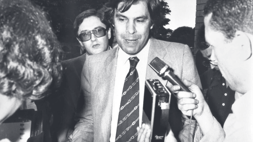 Felipe González, haciendo declaraciones en Moncloa. Detrás, Fernando Ónega.