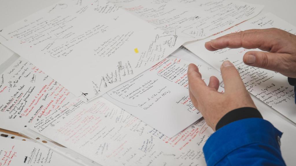 Detalle de las anotaciones de Manuel Rivas durante la entrevista con EL ESPAÑOL | Porfolio.